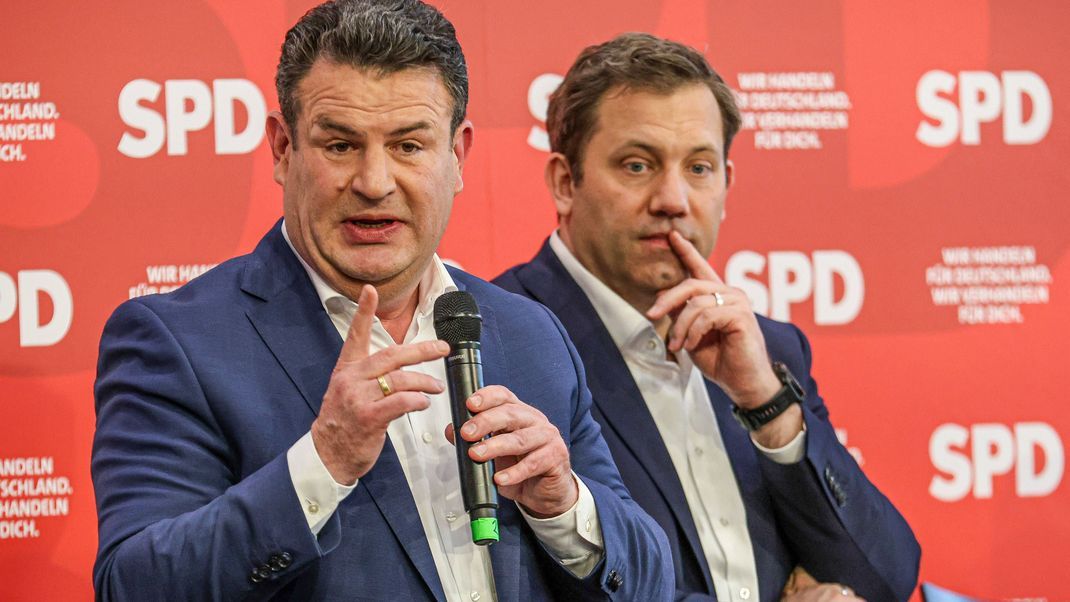 Der geschäftsführende Arbeits- und Sozialminister Heil (links) hält beim Mindestlohn an der Vereinbarung mit der Union im Koalitionsvertrag fest. (Archivbild)