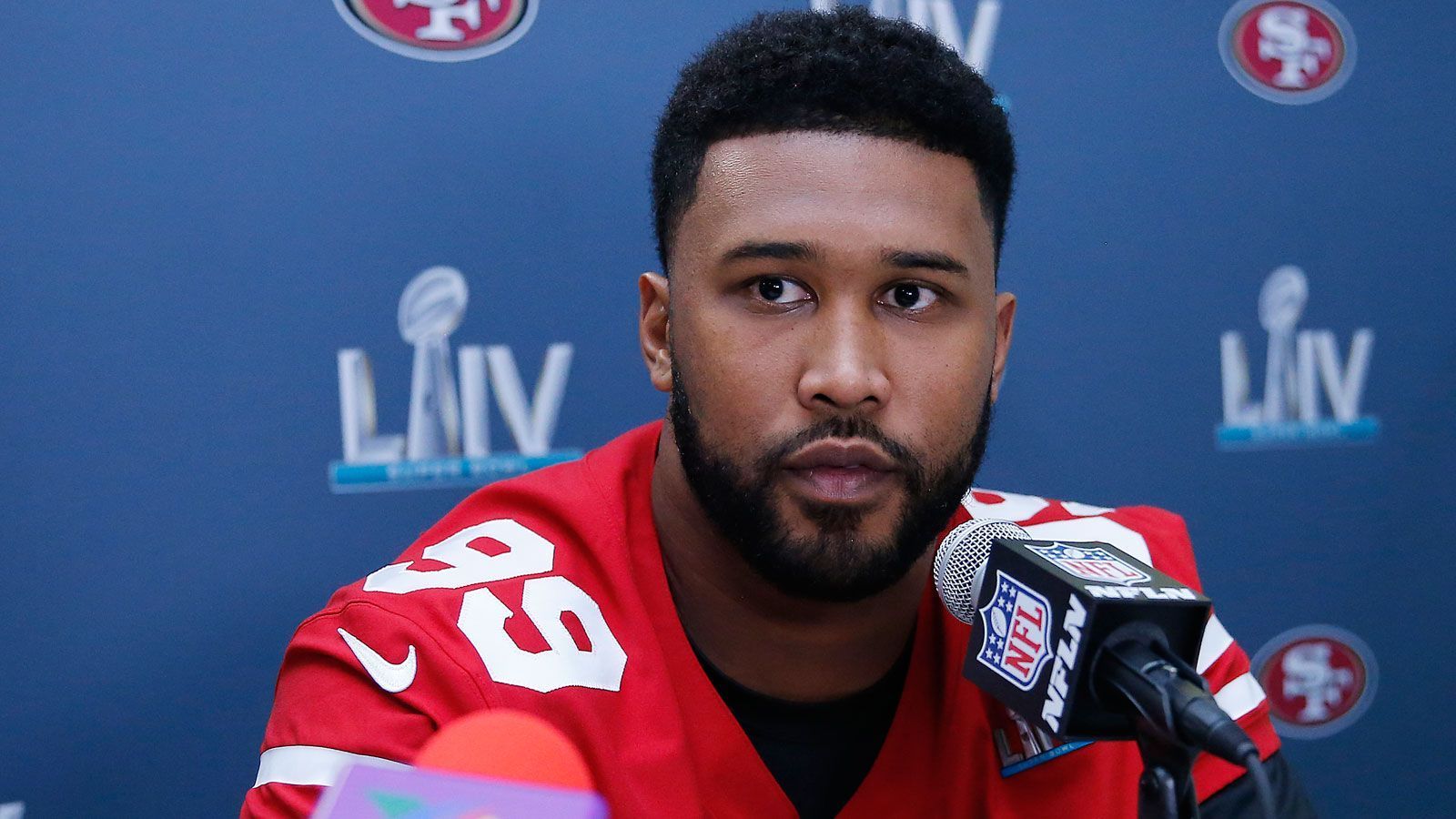 
                <strong>... und DeForest Buckner wird ein Indianapolis Colt</strong><br>
                Im Februar steht der Defensive End noch im Super Bowl LIV für die San Francisco 49ers auf dem Feld, ab September trägt DeForest Buckner dann das blau-weiße Trikot der Indianapolis Colts. Der Pro Bowler wechselt für einen Erstrundenpick zu den Colts, die ihre starke Defense um Darius Leonard weiter aufwerten. In der vergangenen Saison profitiert San Francisco von der starken Defensive Line um Buckner und Rookie-Pass Rusher Nick Bosa. Den erhaltenen Erstrundenpick der Colts investieren die 49ers in Defensive Lineman Javon Kinlaw - einen möglichen Nachfolger für DeForest Buckner.
              