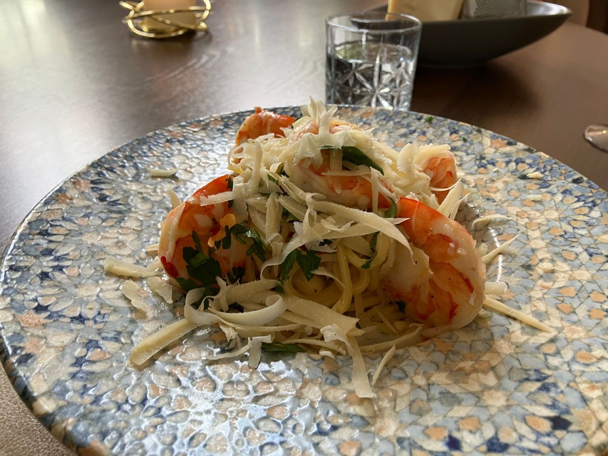 Spaghetti mit Gemüse, Venusmuscheln, Garnelen und Pulpo