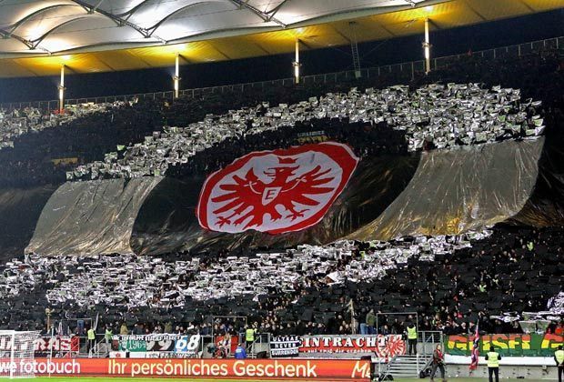 
                <strong>Choreo im heimischen Stadion</strong><br>
                Vor dem Europa-League-Heimspiel gegen Nikosia: Umrandet von einem silberfarbenen Kreis sticht das Eintracht-Logo im Mittelpunkt der Choreographie hervor.
              