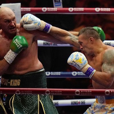 Der Brite Tyson Fury (links) und der Ukrainer Oleksandr Usyk während ihres Box-Weltmeisterschaftskampfes im Schwergewicht in der Kingdom Arena in Riad, Saudi-Arabien, Sonntag, 19. Mai 2024. 