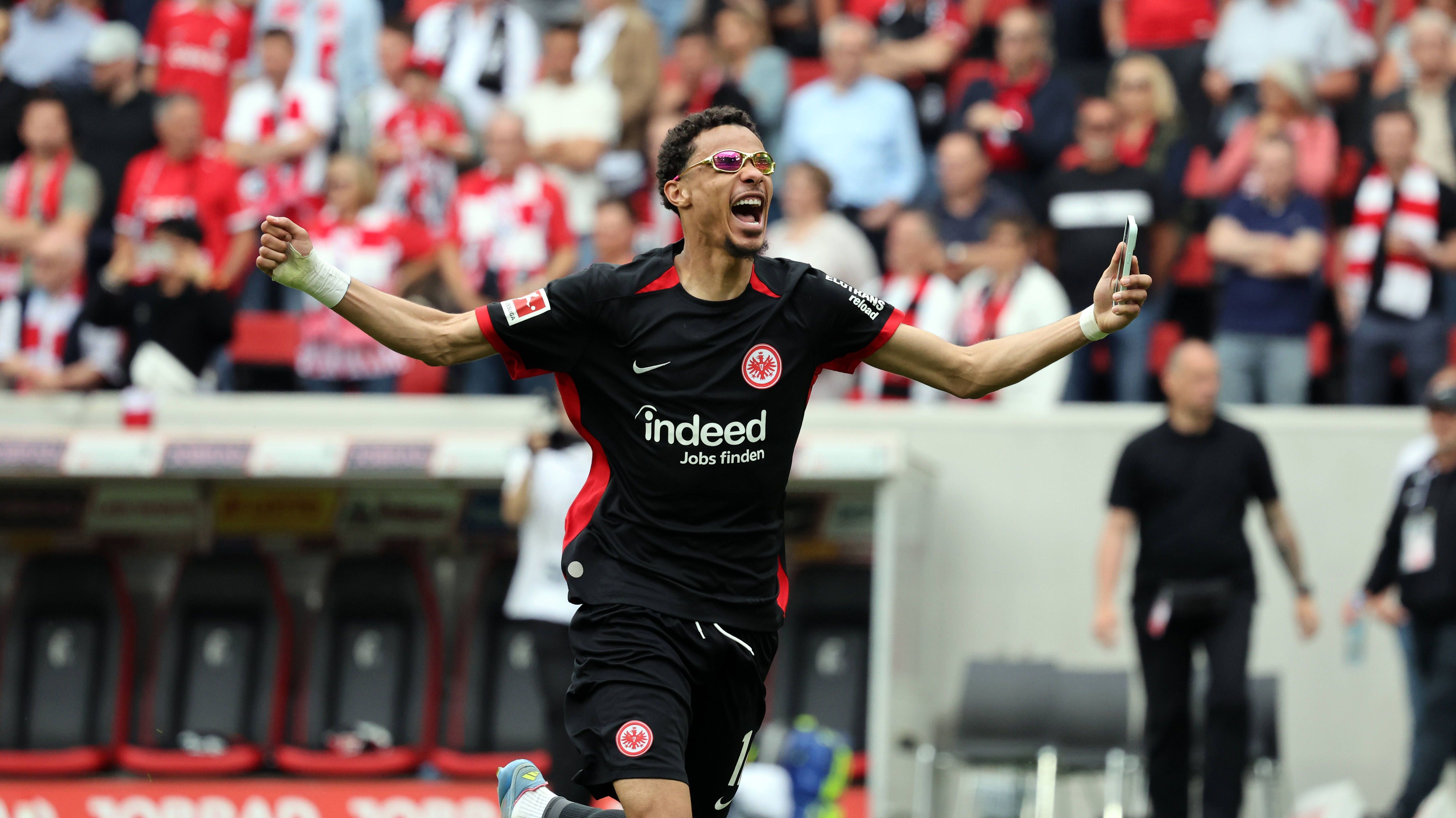 <em><strong>Hugo Ekitike (Eintracht Frankfurt)</strong><br>Der FC Liverpool buhlt offenbar um Eintracht-Knipser Hugo Ekitike. Laut "Daily Mail" ist der Franzose einer von drei Stürmern, die der englische Meister auf dem Zettel hat. Im Gegenzug soll Darwin Nunez den Klub verlassen. Neben Ekitike gehören zu den Kandidaten auch Julian Alvarez von Atletico Madrid und ...</em>