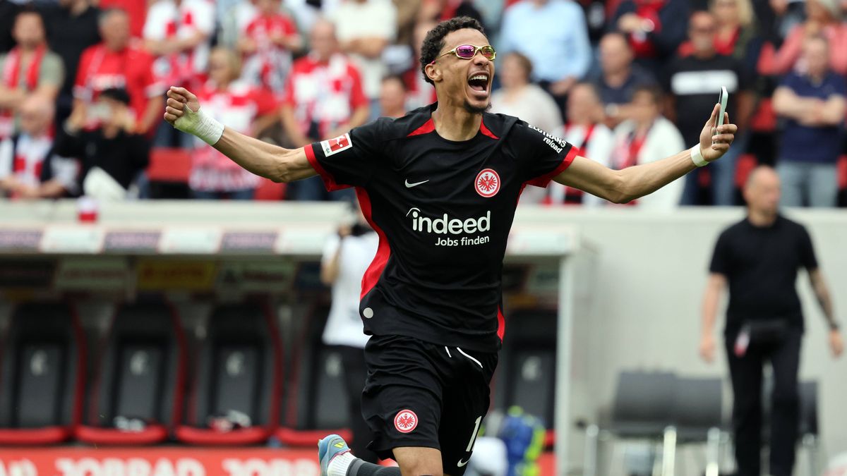 17.05.25 SC Freiburg - Eintracht Frankfurt Deutschland, Freiburg, 17.05.2025, Fussball, Bundesliga, SC Freiburg - Eintracht Frankfurt: Hugo Ekitike (Eintracht Frankfurt); Schlussjubel Champions Lea...