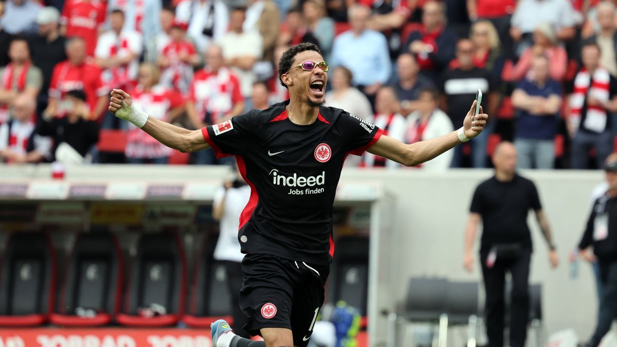 17.05.25 SC Freiburg - Eintracht Frankfurt Deutschland, Freiburg, 17.05.2025, Fussball, Bundesliga, SC Freiburg - Eintracht Frankfurt: Hugo Ekitike (Eintracht Frankfurt); Schlussjubel Champions Lea...