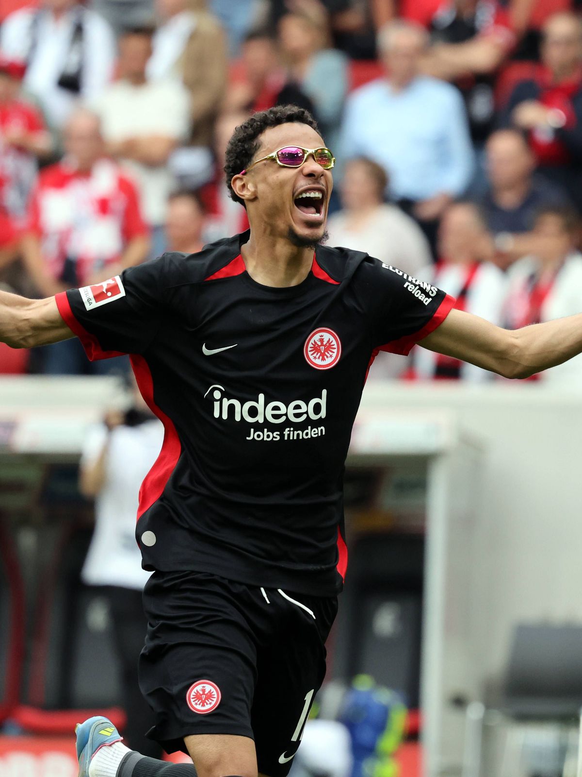 17.05.25 SC Freiburg - Eintracht Frankfurt Deutschland, Freiburg, 17.05.2025, Fussball, Bundesliga, SC Freiburg - Eintracht Frankfurt: Hugo Ekitike (Eintracht Frankfurt); Schlussjubel Champions Lea...