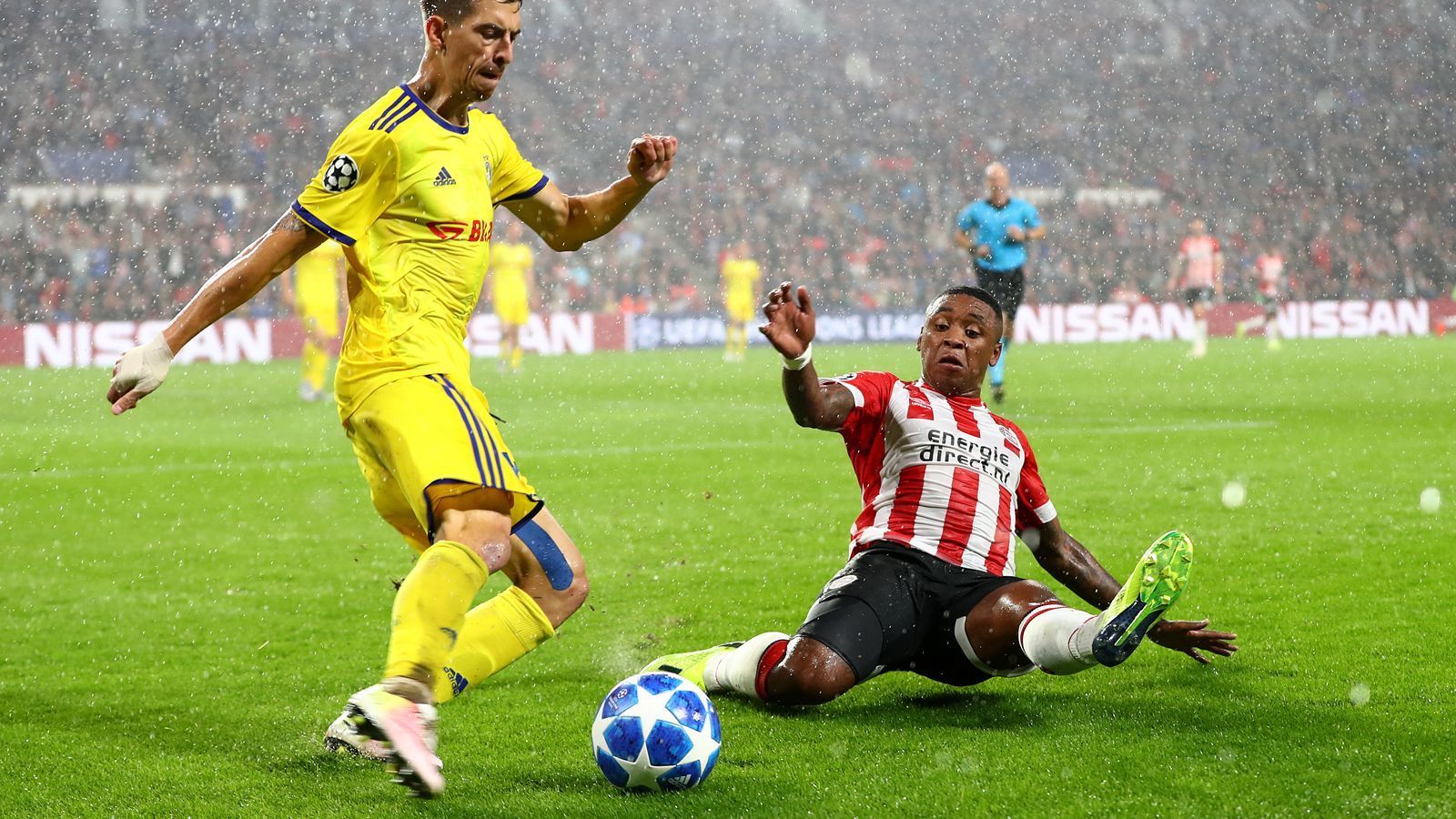 
                <strong>Steven Bergwijn</strong><br>
                Mit Steven Bergwijn von der PSV Eindhoven soll der FC Bayern noch an einem anderen Spieler aus der holländischen Eredivisie interessiert sein. Nachdem sein Berater Fulco van Kooperen zuletzt auf eine rasche Entscheidung vonseiten der Bayern gepocht hatte, räumte er dem Rekordmeister nun laut "ESPN" doch mehr Zeit ein: "Bayern ist ein großer Klub und es ist toll, dass sie Steven mögen. Sie können sich alle Zeit nehmen, die sie brauchen." Laut "Sport Bild" habe es aber noch keine konkreten Gespräche mit dem FCB gegeben. Auch Ajax, Tottenham, Inter Mailand und Manchester United sollen an dem 21-Jährigen Interesse zeigen.
              