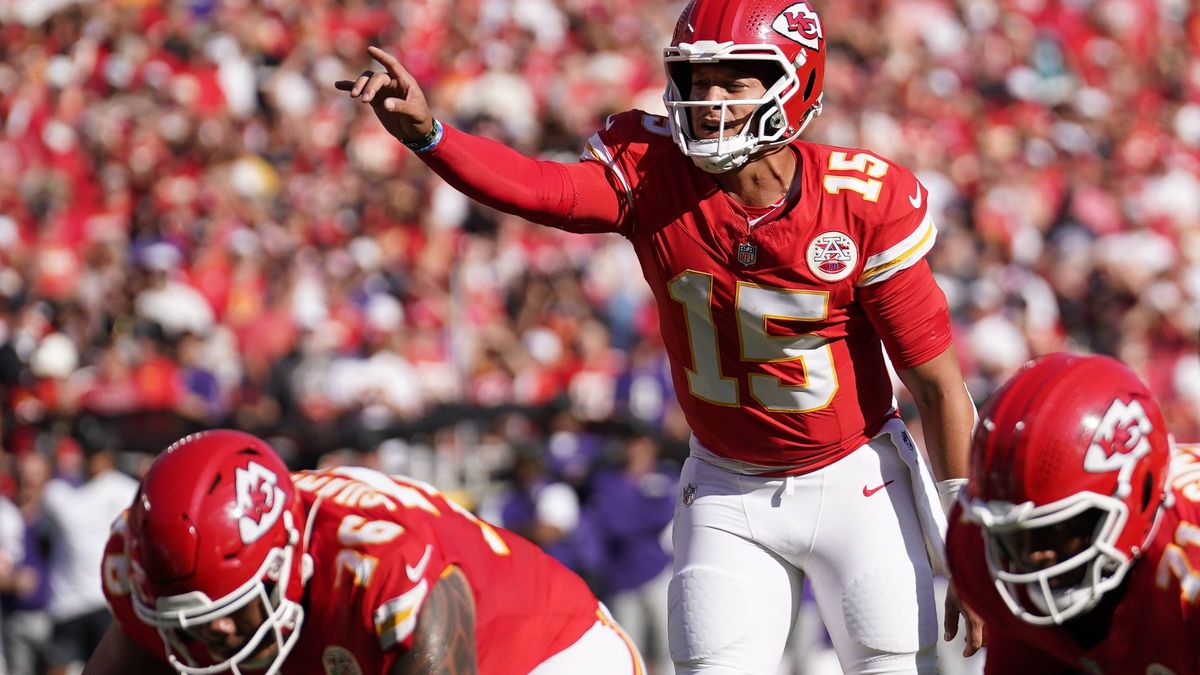 NFL, American Football Herren, USA Baltimore Ravens at Kansas City Chiefs Sep 28, 2025; Kansas City, Missouri, USA; Kansas City Chiefs quarterback Patrick Mahomes (15) calls a play during the secon...