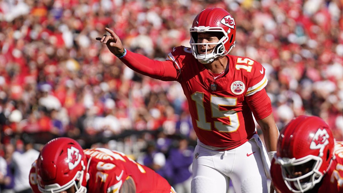 NFL, American Football Herren, USA Baltimore Ravens at Kansas City Chiefs Sep 28, 2025; Kansas City, Missouri, USA; Kansas City Chiefs quarterback Patrick Mahomes (15) calls a play during the secon...