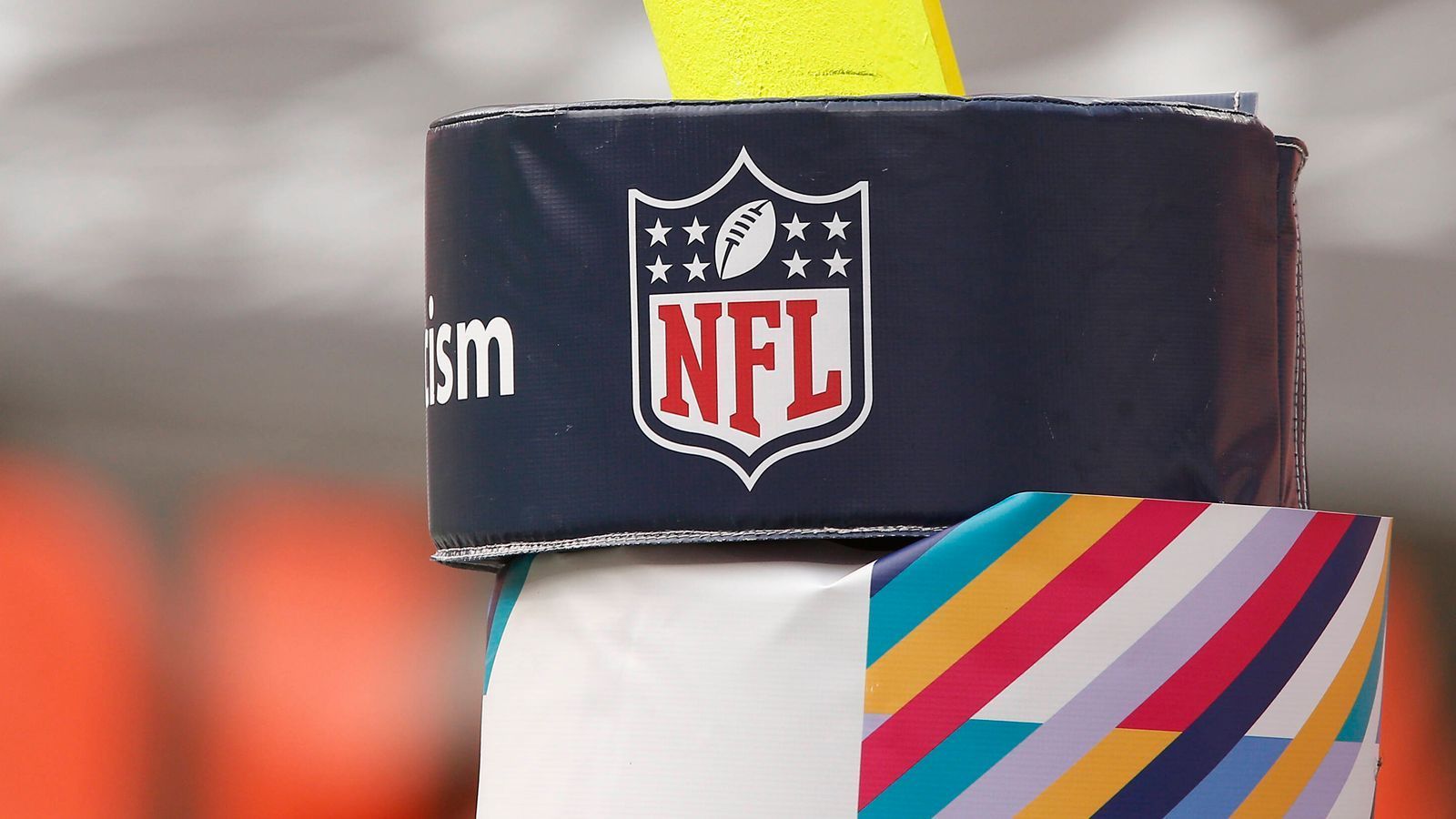 
                <strong>NFL in Deutschland</strong><br>
                Das Thema ist wegen der Coronakrise in den Hintergrund gerückt, doch wir erinnern uns: Deutschland steht bei der Erweiterung des Marktes für die NFL an erster Stelle. NFL-Vizepräsident Chris Halpin, der auch für Strategie und Wachstum der NFL verantwortlich ist, sagte im September 2019: "Die Märkte, die wir uns anschauen, sind Deutschland und dann Kanada." Damals schien ein NFL-Besuch für 2021 realistisch. Wir packen das ebenfalls auf unsere Wunschliste.
              