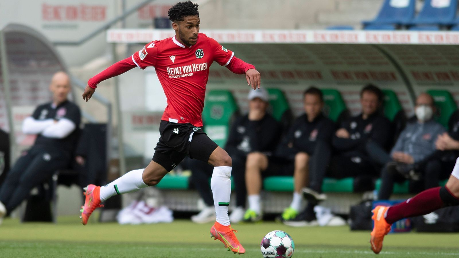 
                <strong>RA: Linton Maina (Hannover 96)</strong><br>
                Ein ganz spannender Mann mit großem Potenzial, dem sogar ein möglicher Wechsel zum neuen Ligakonkurrenten Schalke nachgesagt wird. Der 22 Jahre alte Flügelflitzer geht in seine dritte komplette Profisaison in Hannover und zeigte in der vergangenen Spielzeit, dass er durchaus den Unterschied ausmachen kann. Oft fehlte ihm die letzte Konsequenz, doch mit dem nächsten Entwicklungsschritt könnte er zu einem der gefährlichsten Spielern in der Liga aufsteigen. Er bekommt seine Chance in dieser Top-Auswahl.
              