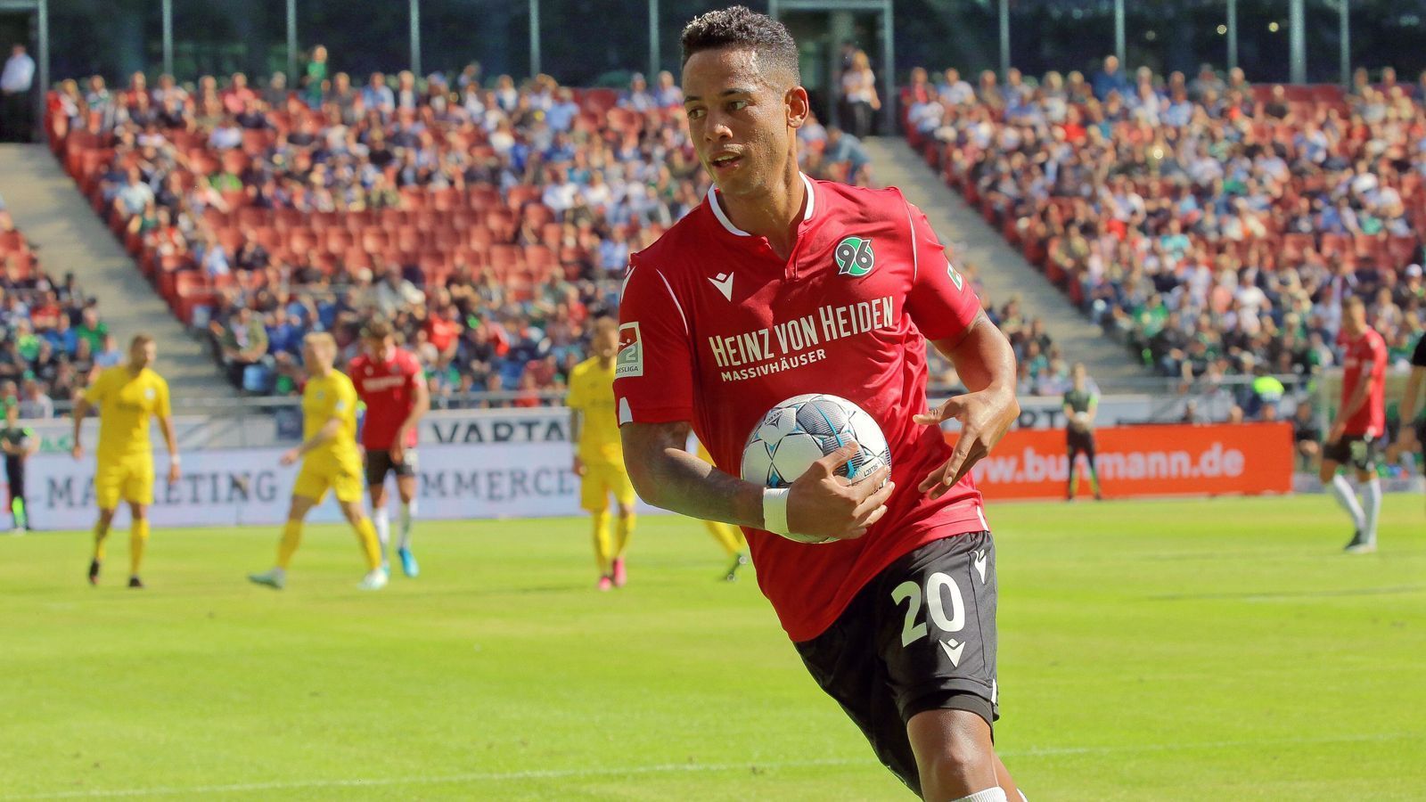 
                <strong>Dennis Aogo</strong><br>
                Der frühere Bundesliga-Spieler Dennis Aogo tritt von der Profi-Bühne ab. Genau am Tag des Champions-League-Finals 2020 hat der 33-Jährige seine Entscheidung bekanntgegeben. "Ich habe mich entschieden, meine Laufbahn als Spieler zu beenden, nach 16 Jahren im Profifußball. Die Zeit für einen Schnitt und dann auch einen nächsten Schritt ist gekommen", erklärte der 257-malige Bundesliga-Spieler via Instagram. Der frühere Nationalspieler (zwölf Länderspiele) lief in Deutschlands Fußball-Oberhaus für Freiburg, den HSV, Schalke und den VfB Stuttgart auf. Von September 2019 bis Januar 2020 stand Aogo beim Zweitligisten Hannover 96 unter Vertrag, war anschließend über ein halbes Jahr vereinslos. 
              