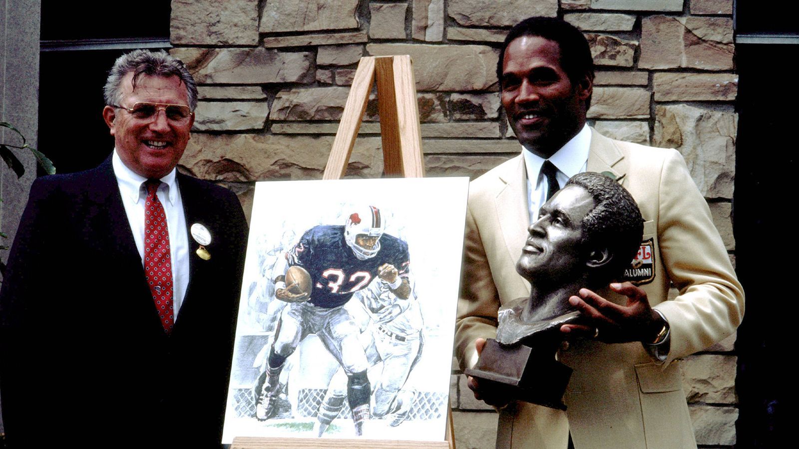 <strong>O.J. Simpson: Die vielschichtige Karriere in Bildern<br></strong>In seiner NFL-Karriere sammelte Simpson 11.236 Rushing Yards und 61 Touchdowns.&nbsp;Insgesamt wurde er in sechs Saisons in den Pro Bowl gewählt, 1985 erhielt er die Berufung in die Hall of Fame. Zwei Jahre zuvor wurde er bereits in die Hall of Fame des College Football gewählt.