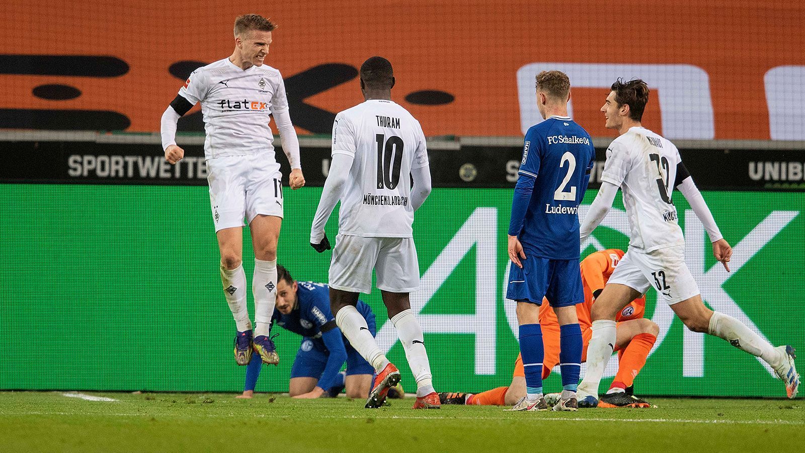 
                <strong>28. November 2020: 1:4-Pleite bei Borussia Mönchengladbach</strong><br>
                In den Folgewochen stellt sich keinerlei Besserung ein. Die Schalker kassieren Pleite um Pleite und mit jeder Niederlage, rückt der gerade erst installierte Baum ein Stück mehr in den Fokus. Ende November kassiert S04 bei Borussia Mönchengladbach wieder einmal vier Gegentore. 
              