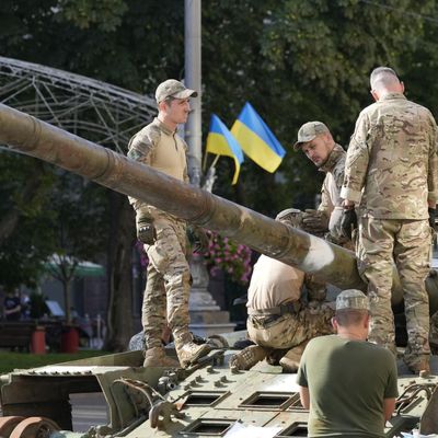 Soldaten bereiten eine Ausstellung mit erbeuteten russischen Panzern auf einer Straße in Kiew vor.