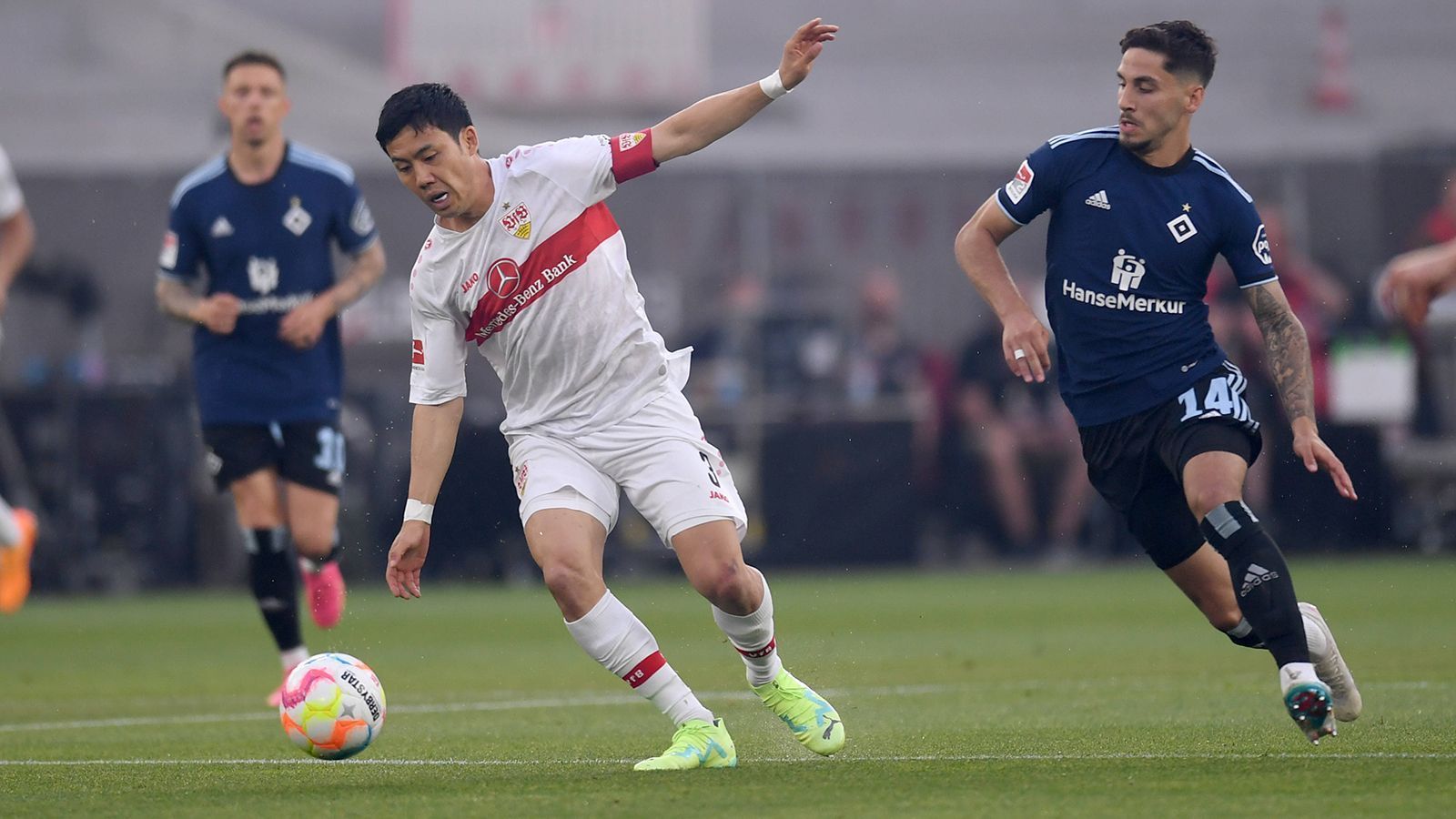 
                <strong>Wataru Endo (VfB Stuttgart)</strong><br>
                Der Kapitän zeigt eine solide Partie und hält das Zentrum meist dicht. Gewohnt laufstark, weicht keinem Zweikampf aus. Offensiv ohne große Akzente. Kann kurz nach Beginn der zweiten Halbzeit einen Millot-Pass in aussichtsreicher Position nicht verarbeiten. ran-Note: 3
              