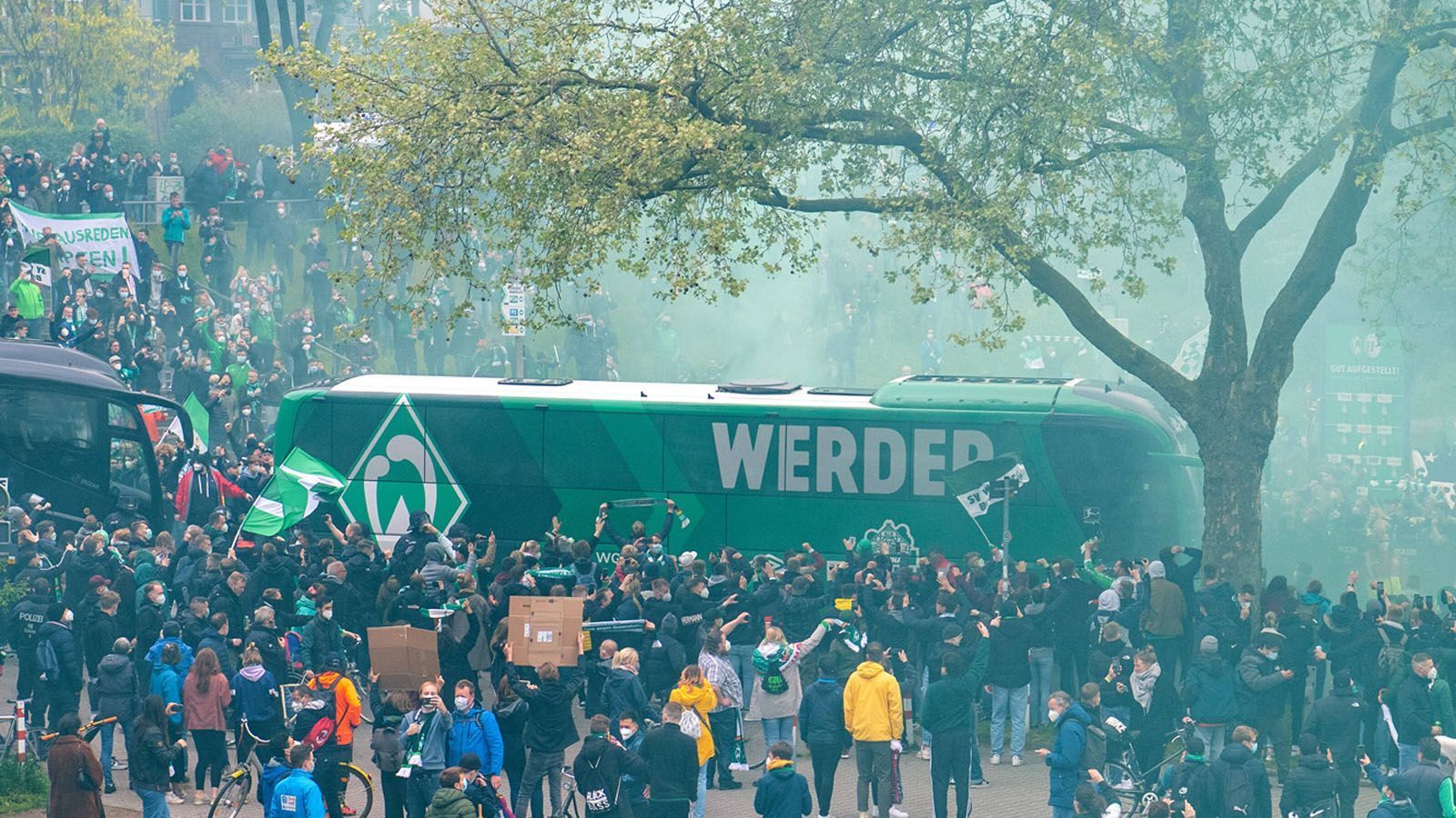 
                <strong>Green-White Wonderwall: Bremens Fans bleiben treu</strong><br>
                Trotz der noch verhältnismäßig jungen Erinnerungen an glorreiche Europapokalzeiten nahmen die Bremer Fans in den vergangenen Jahren auch den Abstiegskampf sportlich. Unvergessen der Schulterschluss zwischen Fans, Stadt und Verein in der Saison 2015/16, der die Grün-Weißen letztlich zum Klassenerhalt trug. Selbst in der Spielzeit 2019/20 mit nur 31 Punkten, in der immerhin der Klassenerhalt über die Relegation gelang, standen die Anhänger bis zum Schluss hinter dem Team und Trainer Florian Kohfeldt. Auch jetzt unterstützten die Fans das Team bis zum letzten Spieltag und bereiteten dem Bus vor dem Stadion einen Empfang. Geholfen hat es leider nicht.
              