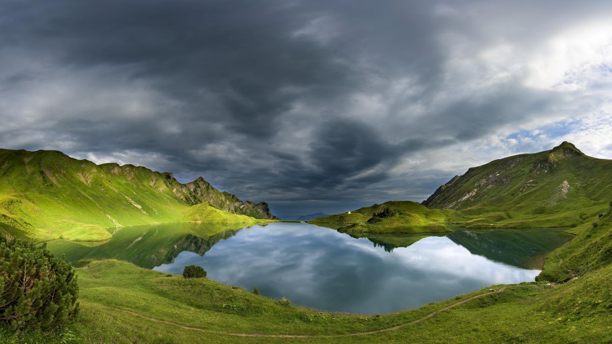 Der Schrecksee in Bayern liegt malerisch schön auf 1.813 Metern Höhe. Das dürfte auch einer der Gründe sein, warum er noch nicht ganz so überlaufen ist. Wer die acht Kilometer lange Wanderung von Hinterstein aus macht, wird mit einem spektakulären Ausblick auf einen der schönsten Bergseen belohnt.