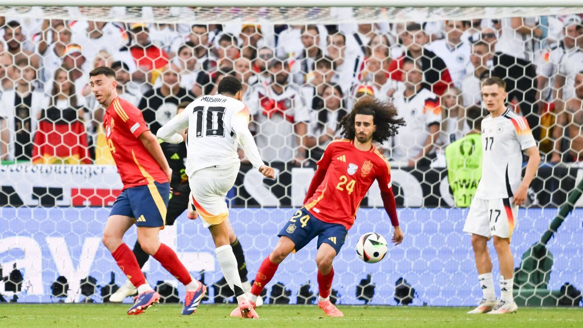 05.07.2024, xsltx, Fussball EM 2024 1 4 Finale, Deutschland - Spanien emspor, v.l. Jamal Musiala (Deutsche Nationalmannschaft) schießt aufs spanische Tor, wo Marc Cucurella (Nationalmannschaft Span...