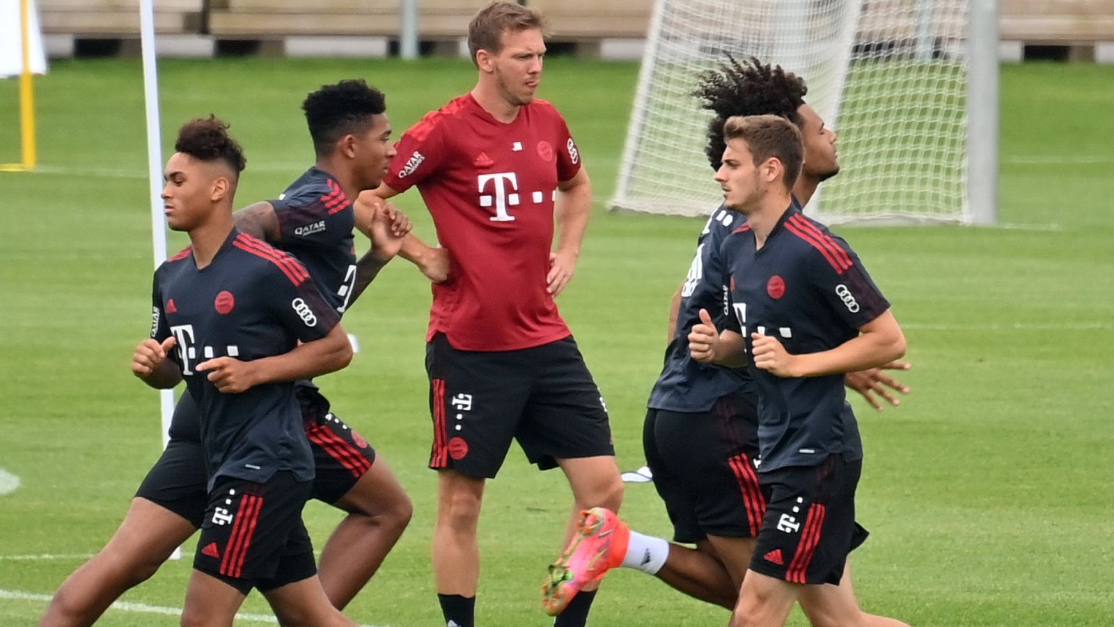 
                <strong>Scott, Schenk, Lawrence: Diese Talente trainieren aktuell bei den Bayern-Profis mit</strong><br>
                Die Abwesenheit der vielen Nationalspieler beim FC Bayern ist eine Chance für die Jugend. Jene Jugend füllte das Aufgebot in den ersten Trainingseinheiten unter Julian Nagelsmann auf und versucht, Eindruck beim 33-Jährigen zu machen. ran stellt die Jungs vor, die sich in den Profikader des FCB spielen wollen.
              