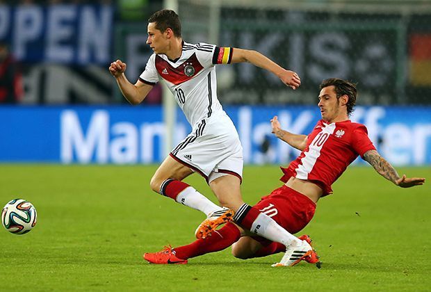 
                <strong>Julian Draxler</strong><br>
                Der 20-Jährige wird diesen Tag wohl nicht so schnell vergessen. Der Schalker führt die historische DFB-Elf als Kapitän aufs Feld. 
              