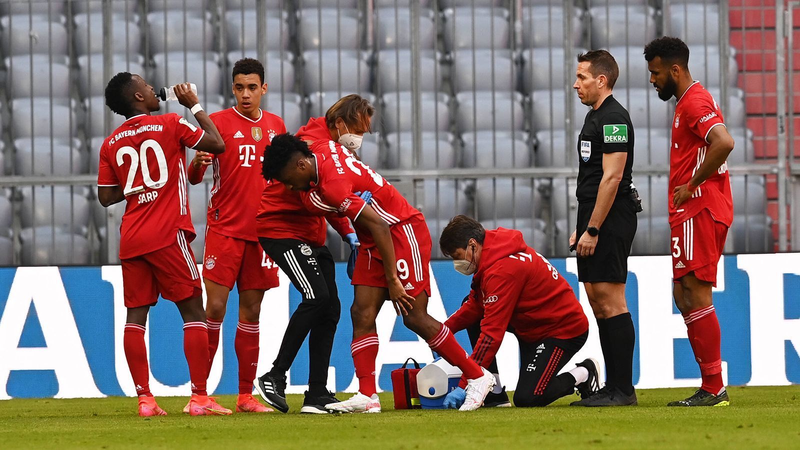 
                <strong>1. Bayerns Personallage entschärft sich</strong><br>
                Als am Samstag im Bundesligaspiel gegen Union Berlin Kingsley Coman und Jerome Boateng zur Halbzeit angeschlagen in der Kabine blieben, musste man beim Rekordmeister mit Blick auf das Rückspiel gegen Paris mit dem Schlimmsten rechnen. Doch mittlerweile lichtet sich das bayerische Lazarett und die Personallage entspannt sich: Zwar werden mit Robert Lewandowski, Serge Gnabry und Niklas Süle gleich drei wichtige Spieler gegen PSG fehlen ... 
              