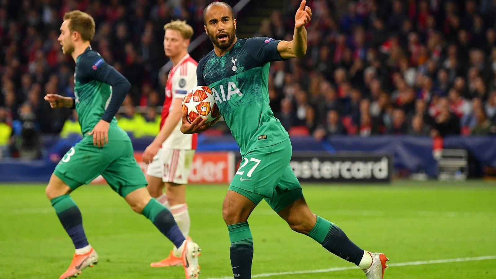 
                <strong>Lucas Moura (Tottenham Hotspur)</strong><br>
                Der Held des Abends! Gegen de Ligt hat der Brasilianer einen enorm schweren Stand. Er müht sich aber redlich und beschäftigt die Ajax-Verteidiger. Die Belohnung folgt in der zweiten Hälfte: Erst trifft er kurz nach der Pause dank seines Tempos zum 1:2, dann behält er im Getümmel die Übersicht und vollendet aus der Drehung zum 2:2 und zum Abschluss trifft er eiskalt mit der letzten Chance. ran-Note: 1
              