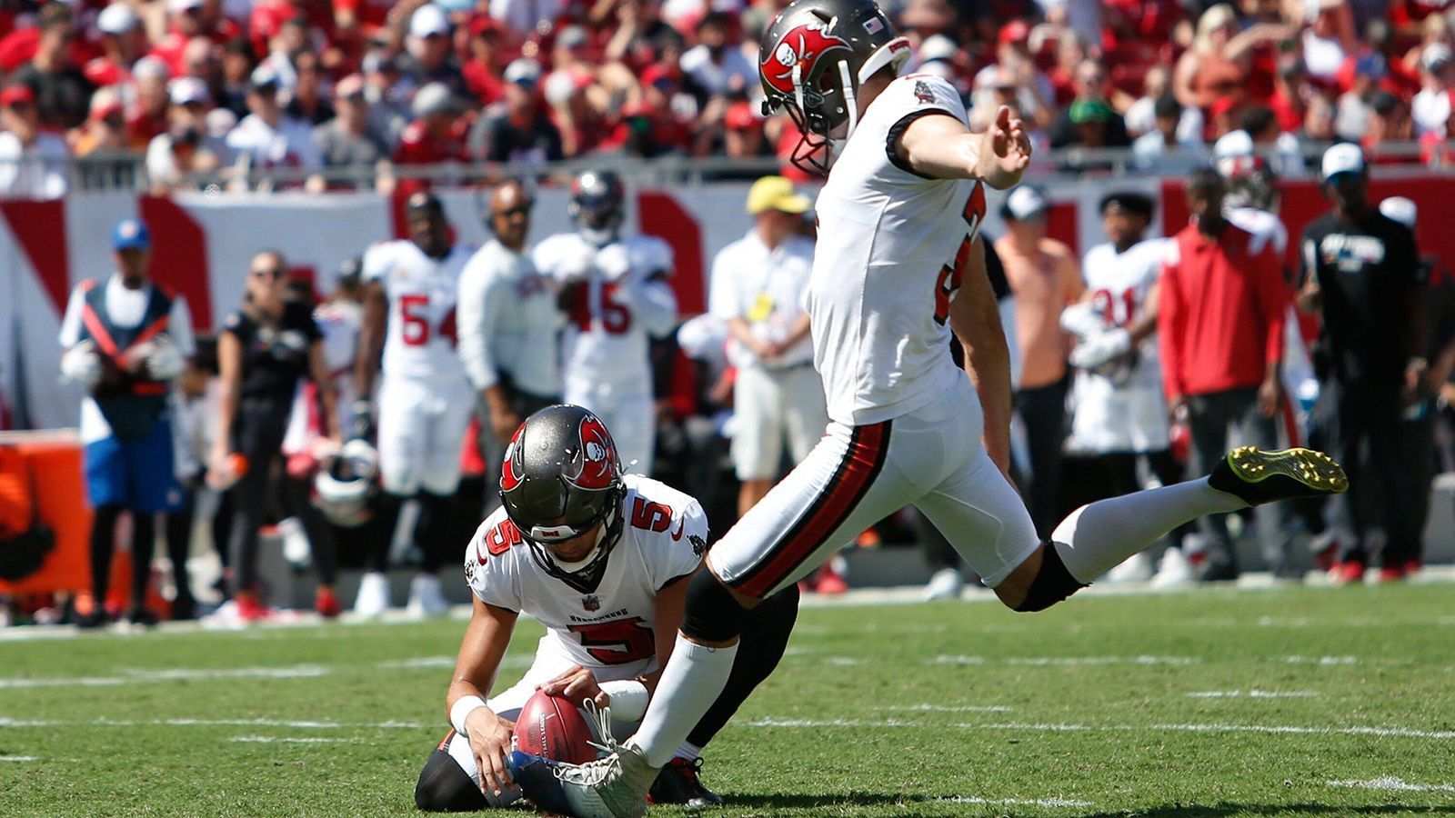 
                <strong>Mr. Irrelevant gegen Mr. Irrelevant</strong><br>
                ... Bucs-Kicker Ryan Succop wurde ebenfalls an letzter Stelle eines Drafts ausgewählt. 2009 entschieden sich noch die Kansas City Chiefs für Succop. Nach vier Jahren wechselte der heute 36-Jährige zu den Tennessee Titans. Seit 2020 läuft Succop für die Tampa Bay Buccaneers auf. Bis heute ist er der einzige "Mr. Irrelevant", der in einem Super Bowl für das siegreiche Team auflief. Im Finale gegen die Kansas City Chiefs verwandelte er damals vier Extrapunkte und ein Field Goal.
              