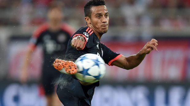 
                <strong>Thiago</strong><br>
                Thiago: Bemüht, das Spiel anzukurbeln. Aber Probleme, Abnehmer in der Tiefe zu finden. Läuft viel, reißt nach Alonsos Auswechslung das Spiel an sich und ist Taktgeber. Von ihm ist man mehr gewohnt. ran-Note: 3
              