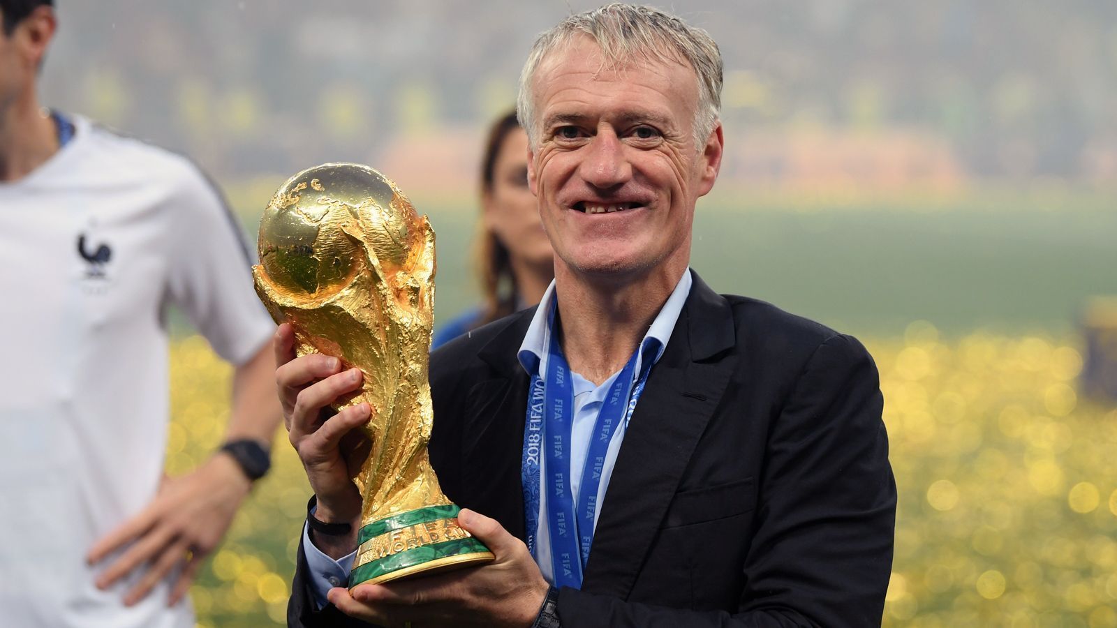 
                <strong>Trainer-Kandidat Didier Deschamps</strong><br>
                Ebenfalls von "Gazzetta dello Sport" wurde der französische Weltmeister-Coach Didier Deschamps ins Spiel gebracht. Der 50-Jährige wäre eine sehr emotionale Lösung, denn Deschamps war sowohl als Spieler als auch als Trainer schon bei Juventus Turin tätig und ist ein Fan-Liebling. Nach seiner Spieler-Ära (1994-1999) kehrte Deschamps 2006 zurück nach Turin - ausgerechnet in der wohl schwärzesten Stunde des Klubs, direkt nach dem Zwangsabstieg. Als Trainer führte der frühere Mittelfeldspieler die "Alte Dame" umgehend zurück in die Serie A, verließ den Klub aber nach einem Jahr auch schon wieder.
              