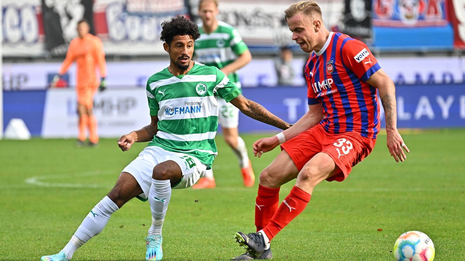 <strong>Jeremy Dudziak</strong><br>
                Hertha BSC befindet sich nach dem Abstieg mitten im Umbruch, jüngst wurde ein neuer Spieler präsentiert. Mit Jeremy Dudziak, der sowohl auf der linken Defensivseite als auch im Mittelfeld agieren kann, sicherte sich der Hauptstadtklub für die kommende Saison einen Zweitliga-erprobten Akteur. Dudziak kommt ablösefrei von der SpVgg Greuther Fürth, war die Rückrunde der Saison 2022/23 aber beim türkischen Erstligisten Hatayspor aktiv.
