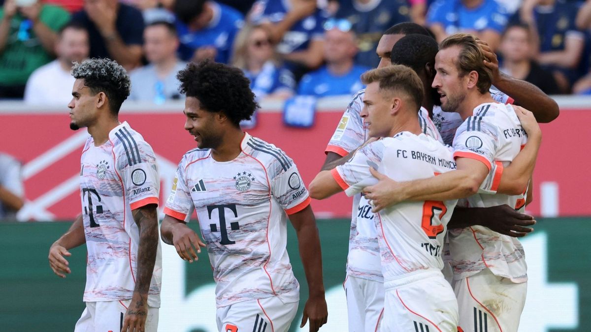 Bayern-Profis feiern Harry Kane nach dem dritten Tor