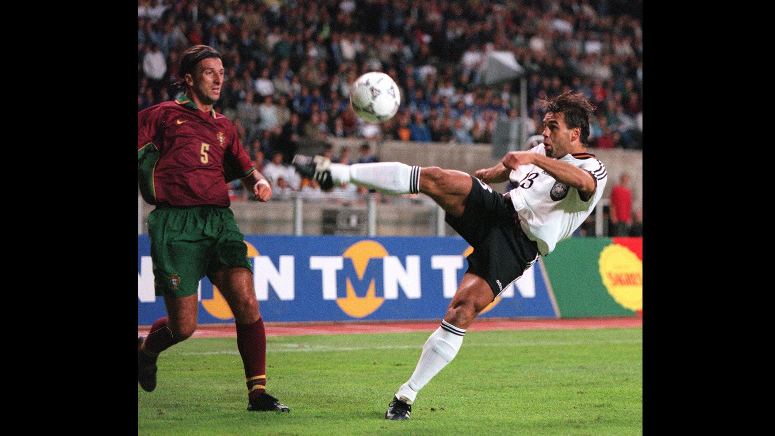 
                <strong>WM-Quali 1997: GER -POR 1:1 </strong><br>
                1997 hieß es erneut WM-Qualifikation. Für das Turnier in Frankreich musste Deutschland wieder einmal gegen Portugal ran. Nachdem Pedro Barbosa die Portugiesen in Führung gebracht hatte, machte Ulf Kirsten für die DFB-Elf den Ausgleich. Bei der Weltmeisterschaft ging es aber nicht nochmal bis ins Finale. Diesmal war bereits im Viertelfinale Schluss. Gegen Davor Suker und die Kroaten verlor Deutschland deutlich mit 0:3.
              