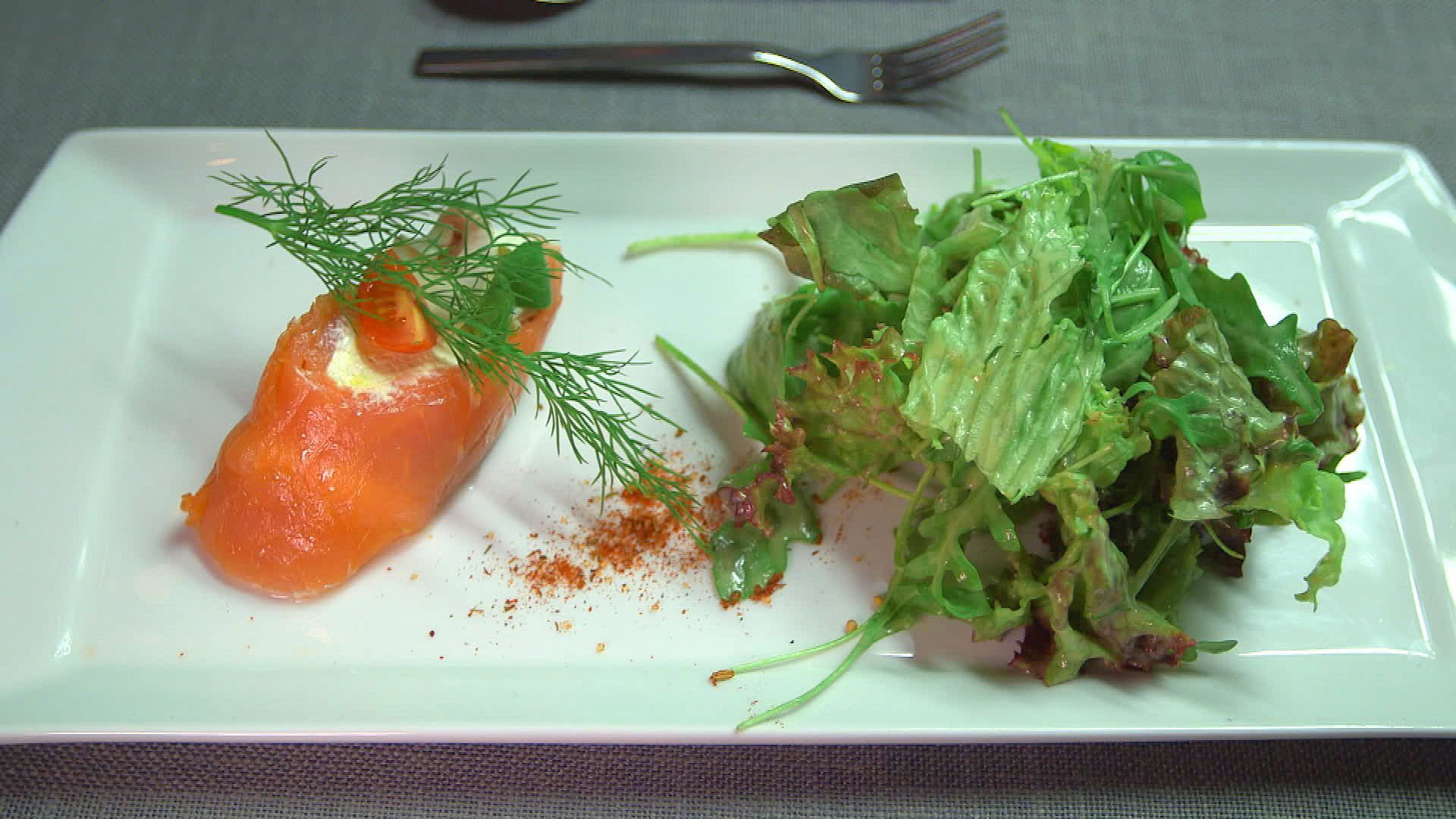 Lachs-Rouladen-mit-Salat-und-Dressing