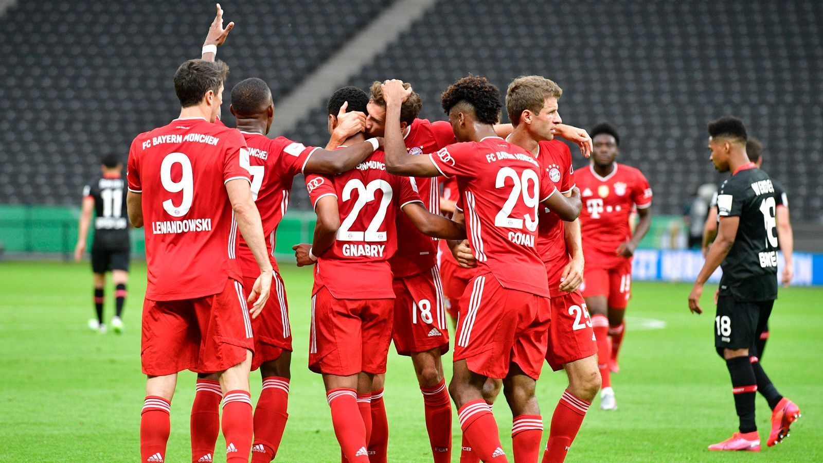 
                <strong>Bayer Leverkusen - FC Bayern München in der Einzelkritik </strong><br>
                Der FC Bayern München hat das DFB-Pokalfinale mit 4:2 gewonnen. Nachdem die Münchner das Spiel lange dominiert haben und mit drei Toren in Führung gingen, entwickelte sich in der Schlussphase ein echter Pokal-Fight. ran.de bewertet die Leistungen der Bayern- und Leverkusen-Spieler in der Einzelkritik.
              