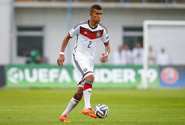 
                <strong>Kevin Akpoguma (TSG Hoffenheim)</strong><br>
                2013 erhielt der 19-Jährige die Fritz-Walter-Medaille in Gold, 2014 wurde er Deutscher U19-Meister und jetzt ist er frischgebackener U19-Europameister. Nun hofft das Defensiv-Talent auch auf den Durchbruch im Hoffenheimer Bundesliga-Team.
              