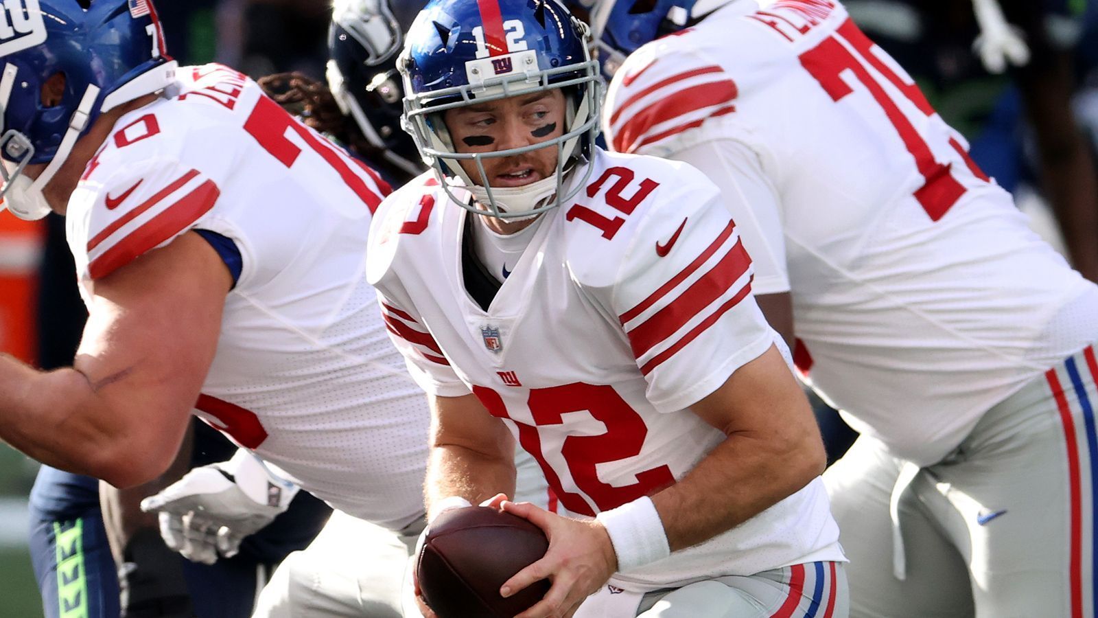 
                <strong>Colt McCoy (Quarterback)</strong><br>
                Man mag es kaum glauben, aber der ewige Backup führt die Erfolgsserie fort, die Daniel Jones begann und bis zu seiner Oberschenkelverletzung trug. Der Quarterback leistet sich nur wenige Fehler, spult sein Programm runter und gibt den Game Manager. 19 von 32 Pässen für 136 Yards bei einem Touchdown und einer Interception sind keine berauschenden Zahlen, sie reichen aber, um die Giants-Offense zu lenken.
              