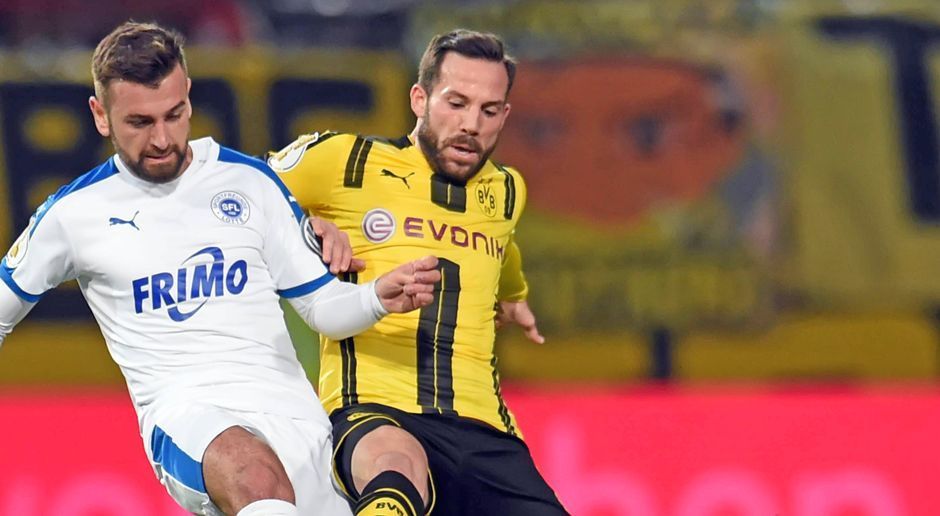 
                <strong>Gonzalo Castro</strong><br>
                Gonzalo Castro: Castro und Nebenmann Guerreiro haben zu Beginn große Probleme mit den aggressiven Sportfreunden. Lotte kann ein uns andere Mal das BVB-Mittelfeld überspielen. Gleichzeitig fehlen auch lange die Aktionen nach vorne. Erst nach einer halben Stunde kommt Castro mal zum Abschluss, sein Volley aus 20 Metern verfehlt das Ziel allerdings. Nach dem Seitenwechsel mit mehr Einfluss auf das BVB-Spiel. Macht kurz vor Schluss Platz für Isak. ran-Note: 3
              