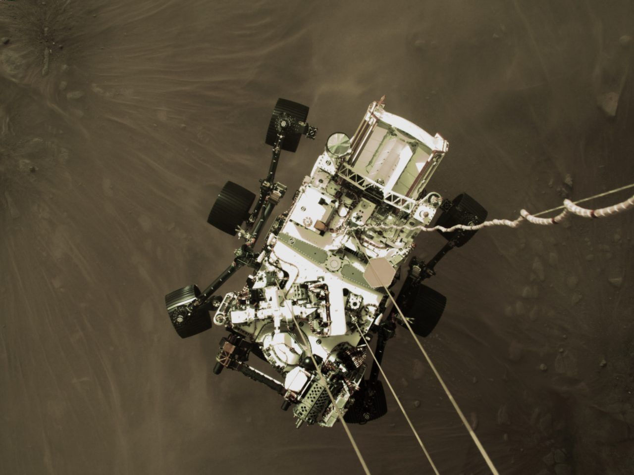 "Perseverance", der neuste US-Rover, beim Abseilen auf die Marsoberfläche. Er sucht nach Spuren von Leben und sammelt Proben, die eines Tages abgeholt werden sollen.