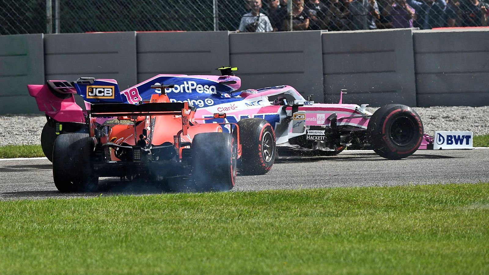 
                <strong>Vettel räumt Stroll in Monza ab</strong><br>
                Zuletzt wurde Sebastian Vettel für seinen Crash mit Lance Stroll mit drei Strafpunkten belegt - der Ferrari-Pilot räumte den Kanadier ab, als er nach einem selbstverschuldeten Dreher beim Italien-GP in Monza auf gefährliche Weise zurück auf die Strecke kam. Der Deutsche ist damit klarer Tabellenführer im Strafpunkte-Ranking. Leistet er sich bei den Rennen in Singapur, Sotchi oder Suzuka weitere Fehler, für die er mindestens drei Strafpunkte bekommt, wäre Vettel sogar mit zwölf aktuellen Strafpunkten für ein Rennen gesperrt. Erst ab dem 19. Oktober hat er wieder etwas Luft zum drohenden Rennausschluss, dann verfallen zwei Punkte aus dem Vorjahr ...
              