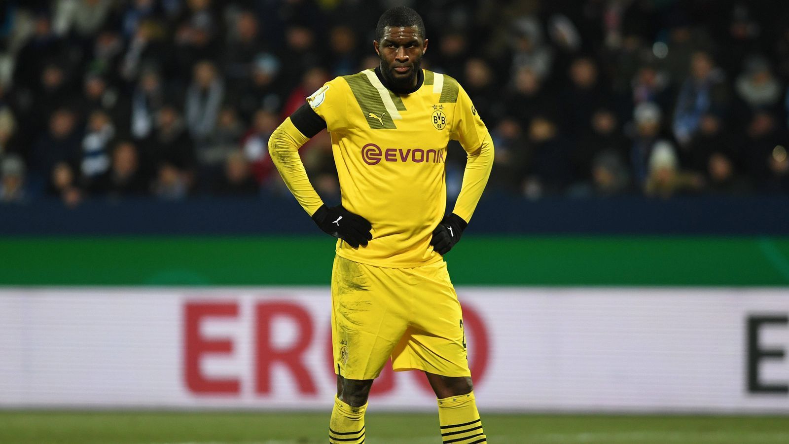 
                <strong>Verlierer: Anthony Modeste</strong><br>
                Anthony Modeste hat seit der Rückkehr von Haller nach dessen Krebsdiagnose einen schweren Stand im Sturm von Borussia Dortmund. Eigentlich als Ersatz für den schwer Erkrankten geholt, ließen sich die Dortmunder Modeste sogar knapp fünf Millionen Euro Ablöse kosten. Beim 1. FC Köln noch treffsicher, wollte es beim BVB in der Arbeitsteilung im Sturmzentrum mit Youngster Youssoufa Moukoko nicht recht klappen. Modeste verpasste die Chance, sich nachhaltig in der Startelf der Schwarz-Gelben festzuspielen, wenn er eingewechselt wurde, wirkte er oft wie ein Fremdkörper im Spiel. Mittlerweile ist er nur noch Stürmer Nummer vier und hat nach Hallers Rückkehr nach der WM-Pause nur eines von vier möglichen Spielen gemacht (gegen Bayer Leverkusen für 29 Minuten).
              