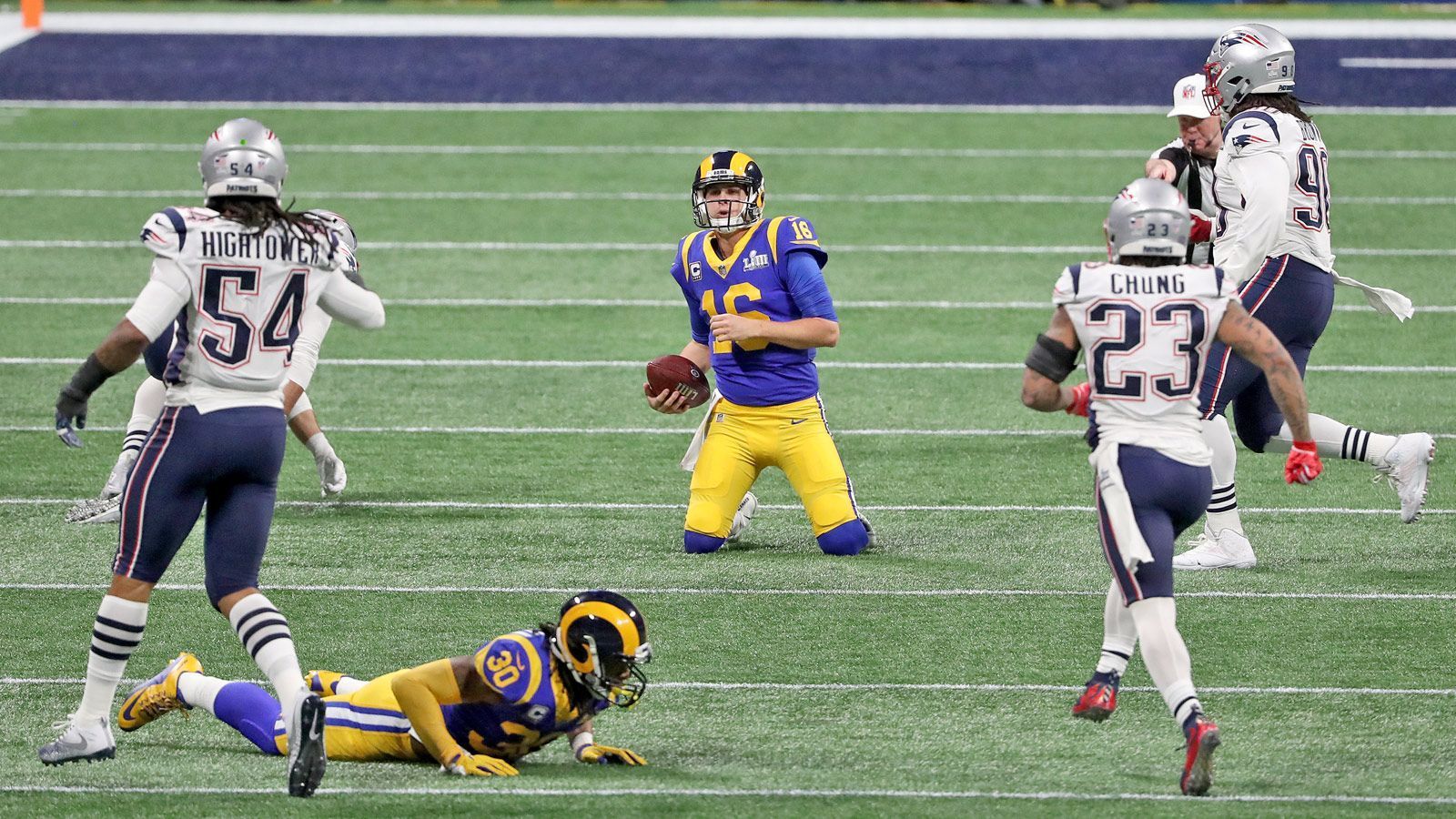 
                <strong>VERLIERER: Jared Goff</strong><br>
                Es ist nicht das Spiel des Jared Goff. Seine Zahlen: nur 19 von 38 Pässen angebracht für 229 Yards. Sein Passer Rating: 57,9. Dazu eine spielentscheidende Interception. Viel schlimmer: Zu oft liest er die Defense falsch, übersieht völlig freistehende Receiver. Dazu trifft er falsche Entscheidungen und kassiert unnötige Hits. Statt ein Leader zu sein, ist ihm die Unsicherheit in jeder Situation anzumerken.
              