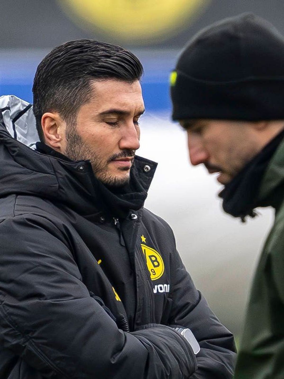 20.01.2025: Fußball: Training von Borussia Dortmund vor dem Spiel in der Champions League beim FC Bologna. Dortmunds Trainer Nuri Sahin schaut zu Dortmunds Emre Can. *** 20 01 2025 Football Trainin...