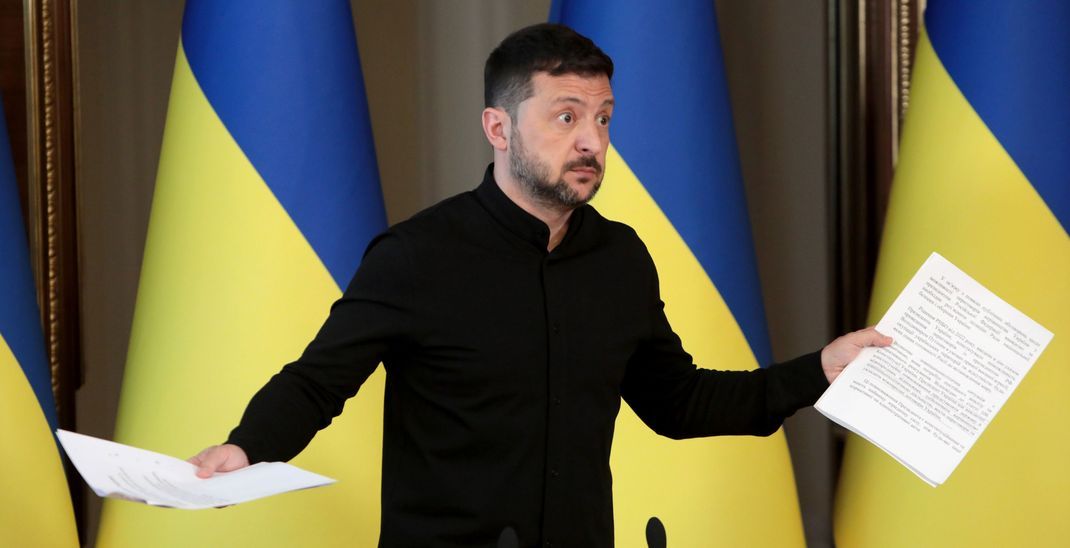 Der ukrainische Präsident, Wolodymyr Selenskyj, spricht zu Journalisten während einer Pressekonferenz. 