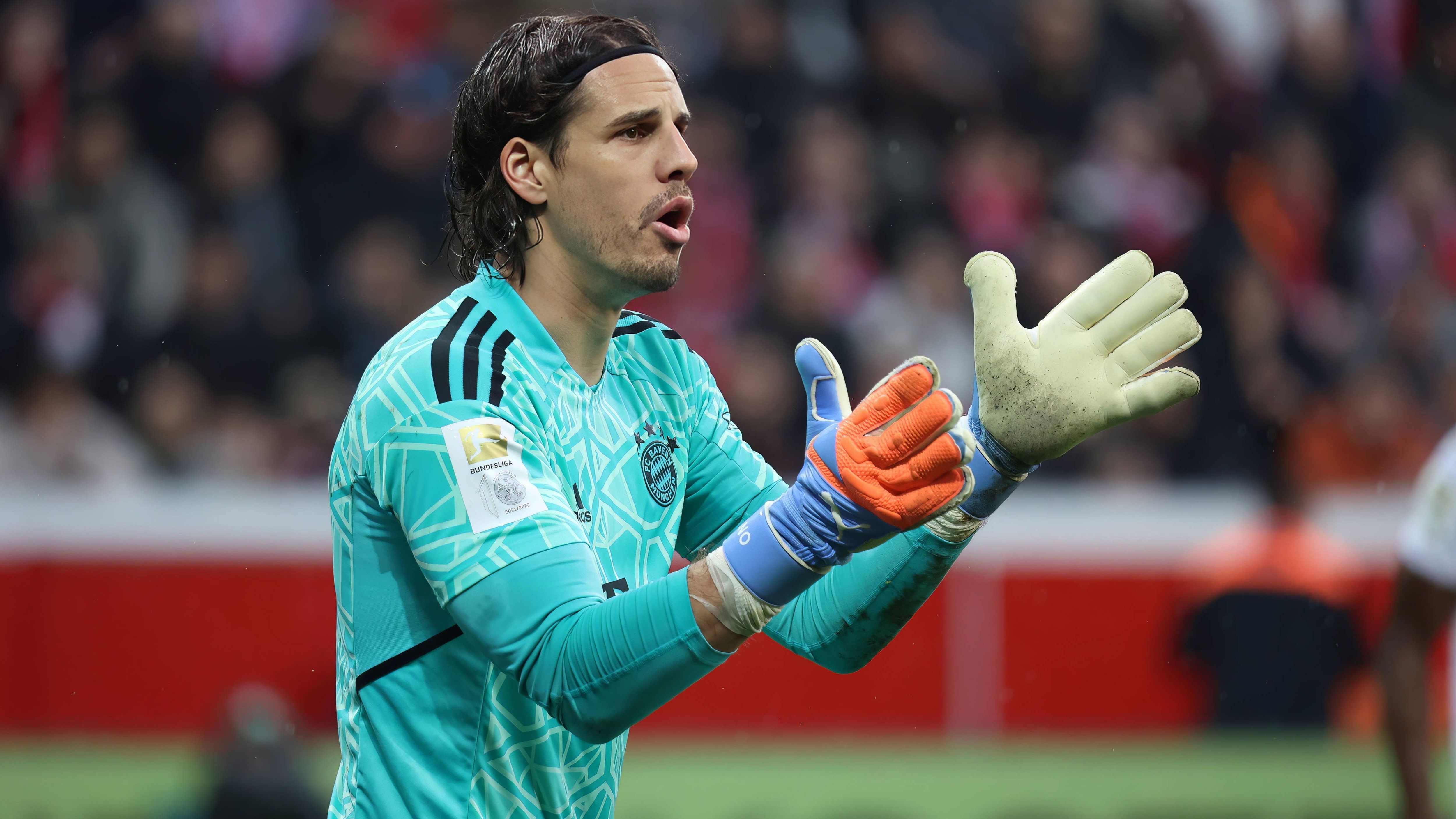 
                <strong>Verlierer: Yann Sommer</strong><br>
                Im kommenden Sommer hätte es unter Nagelsmann für den Schweizer einen offenen Kampf mit Neuer gegeben. Das ist unter Tuchel wieder völlig offen, der sich genauso gut auf Neuer als klare Nummer 1 festlegen könnte, sobald dieser wieder fit ist.
              