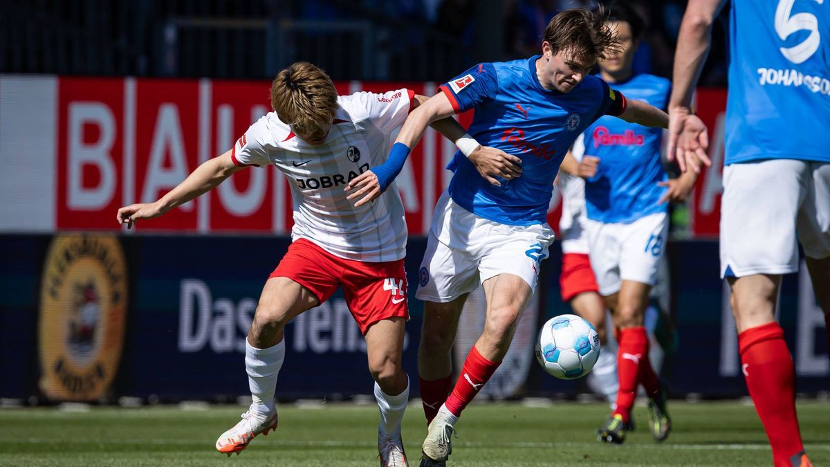 1. Fußball-Bundesliga: Holstein Kiel vs. Club Freiburg; 10.05.25 Ritsu Doan (SC Freiburg, Nr. 42) gegen Magnus Knudsen (Holstein Kiel, Nr.24) 1. Fußball-Bundesliga: Holstein Kiel vs. Sport-Club Fre...