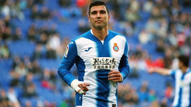 
                <strong>Jose Antonio Reyes (33 Jahre, Rechtsaußen)</strong><br>
                Der fünfmalige Europa-League-Sieger Jose Antonio Reyes hatte den Höhepunkt seiner Karriere schon ganz früh mit Stationen wie Real Madrid oder Arsenal. In den letzten Jahren ging es dann Stück für Stück bergab auf der Karriere-Leiter, nun ist er sogar erstmals vereinslos, nachdem sein Vertrag bei Espanyol Barcelona nach nur einem Jahr aufgelöst wurde. Der 33-Jährige sucht nun trotz der ordentlichen Bilanz von drei Toren und vier Vorlagen bei nur 21 Einsätzen eine neue sportliche Herausforderung. Die Sommerpause nutzte er zumindest mal, um privat Nägel mit Köpfen zu machen. Reyes heiratete seine Freundin Noelia Lopez.
              