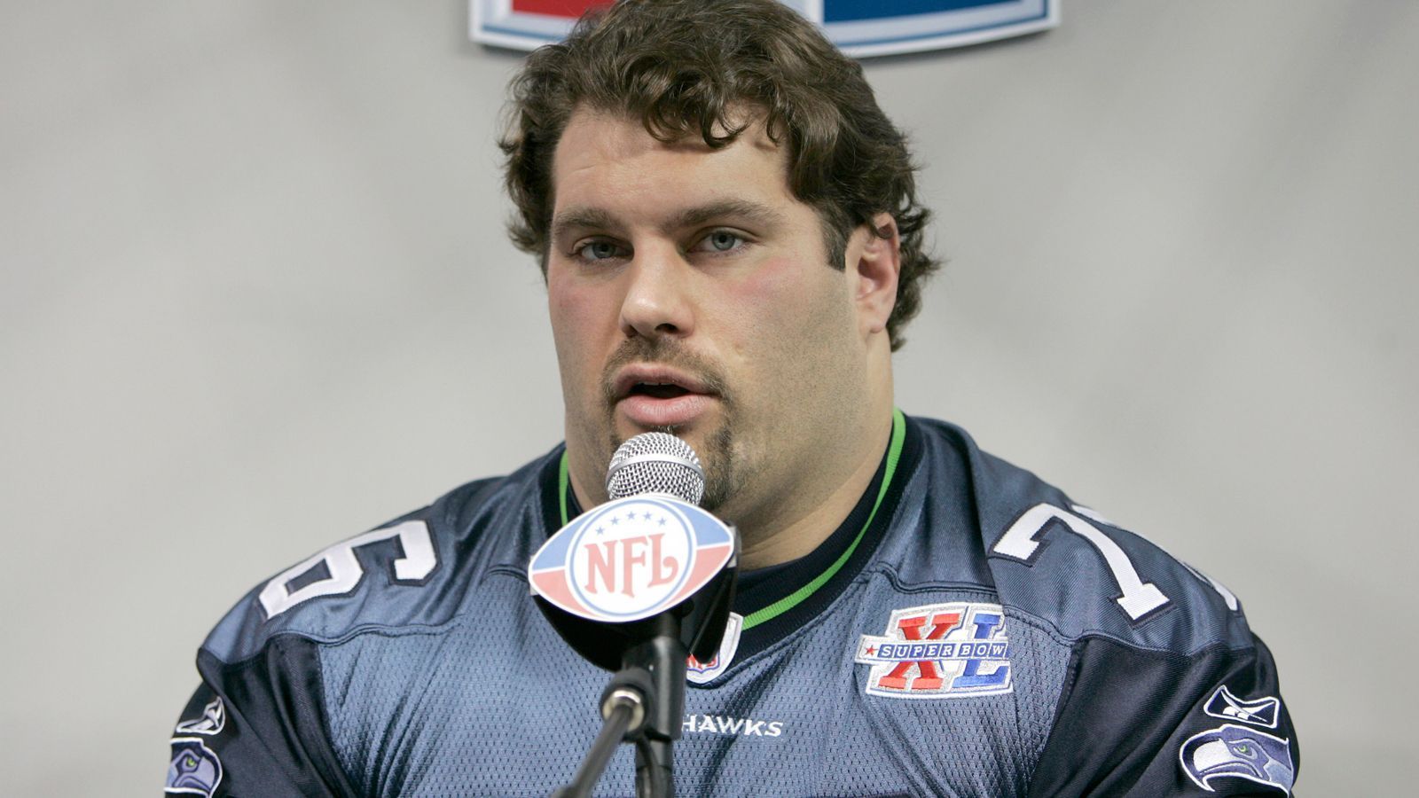 
                <strong>Steve Hutchinson, Offensive Tackle</strong><br>
                Von 2001 bis 2012 spielte Hutchinson für die Seattle Seahawks, die Minnesota Vikings und die Tennessee Titans. Fünfmal schaffte er es ins All-Pro-Team, siebenmal wurde er zum Pro Bowl eingeladen. Zu seiner Zeit war er einer der besten Guards der NFL.
              