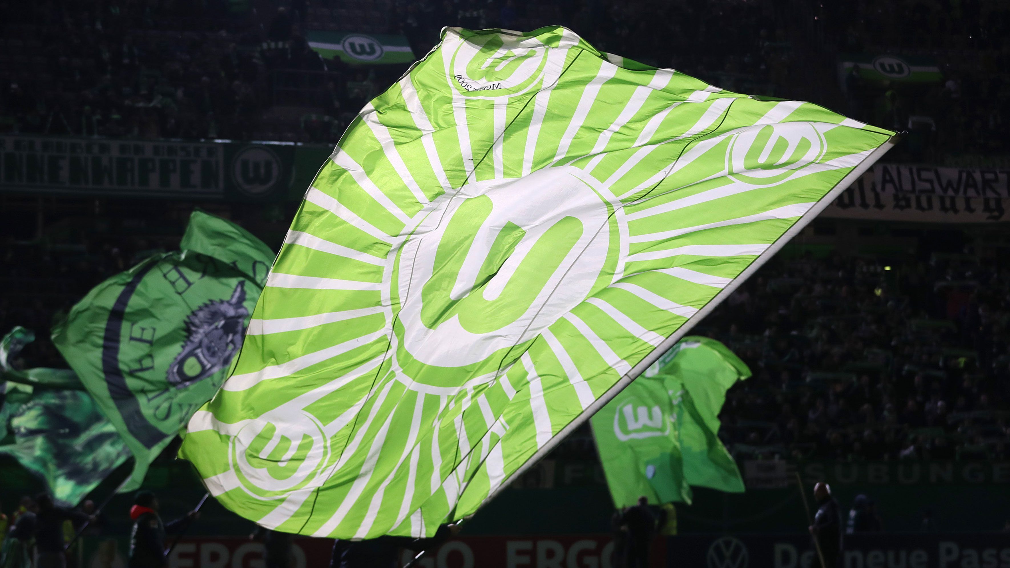 
                <strong>Platz 17: VfL Wolfsburg</strong><br>
                Gesamtpunktzahl: 27,5 -Facebook: 6,5 Punkte, Instagram: 6,5 Punkte, YouTube: 5,5 Punkte, Twitter: 7 Punkte -Fußballerisch eine starke Saison gespielt, auf Social Media nur Vorletzter in der Tabelle. Die "Wölfe" fallen um ganze 9,5 Punkte im Vergleich zur Vorsaison. 
              