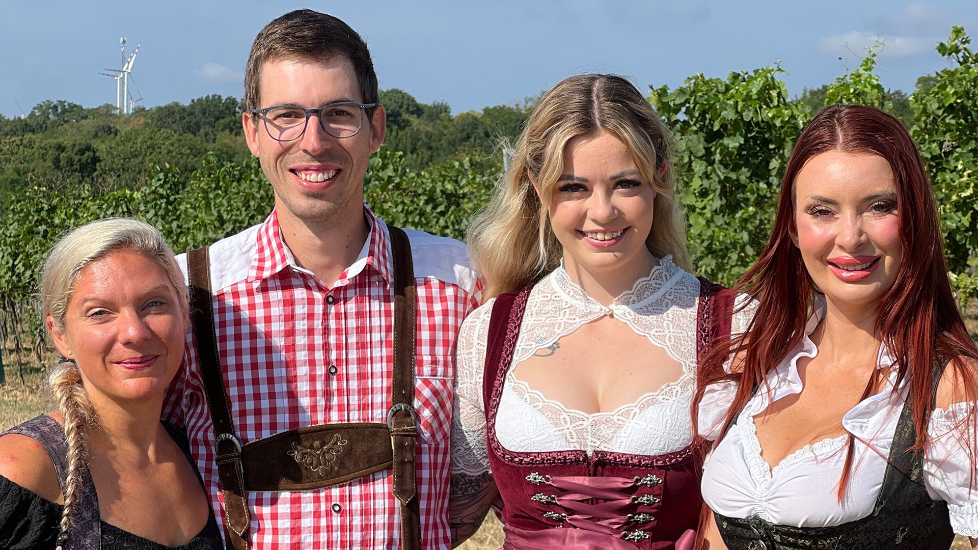 Die Hofdamen von Alexander machen allesamt eine gute Figur in der Tracht.