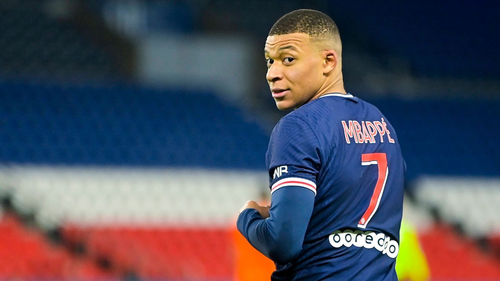 
                <strong>Stürmer: Kylian Mbappe</strong><br>
                Verein: Paris St. Germain
              